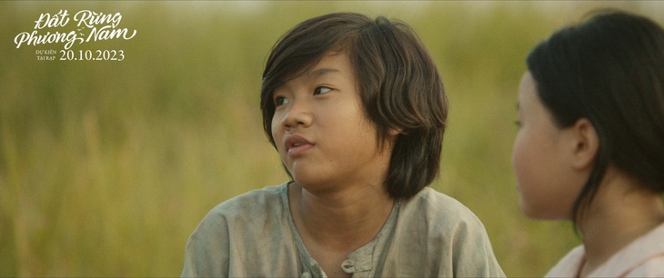 Và cha con chú Ba bắt rắn và thằng Cò, hướng dẫn An từng kỹ năng của một đứa trẻ miền quê kiểng