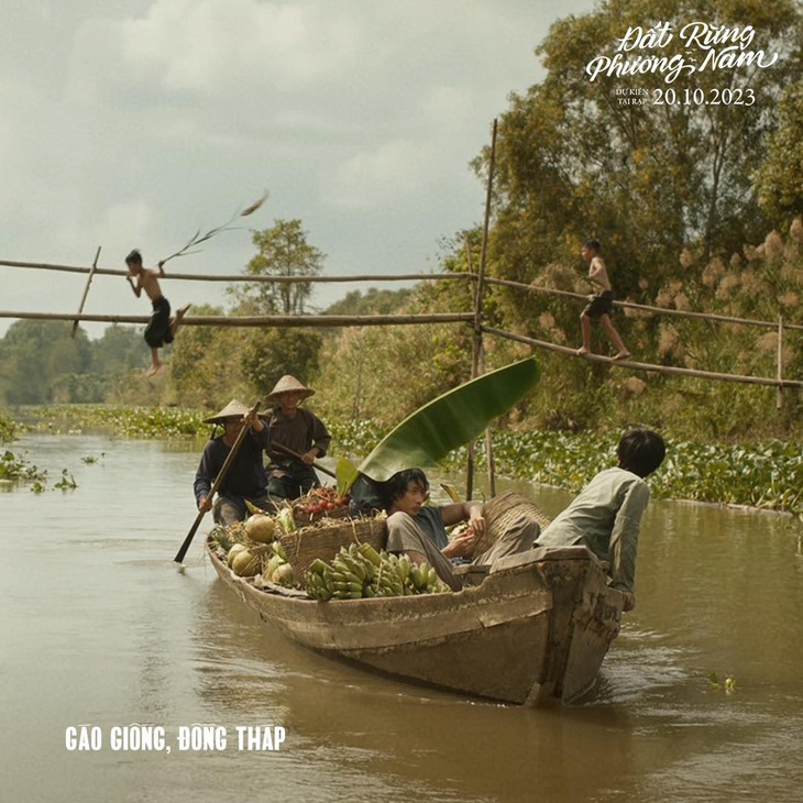 Lựa chọn bối cảnh khắp sáu tỉnh Nam Bộ, phim Đất rừng phương Nam dường như đã quyết tâm truyền tải trọn vẹn vẻ đẹp hùng vĩ của vùng đất này trên màn ảnh rộng