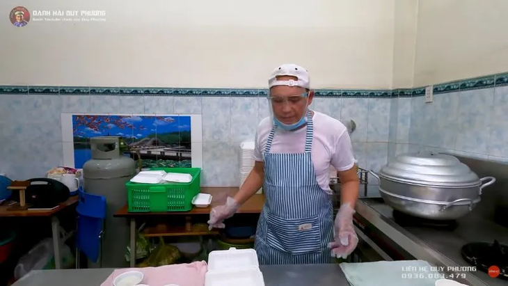 Duy Phương làm vlog ghi lại quá trình làm bánh bèo