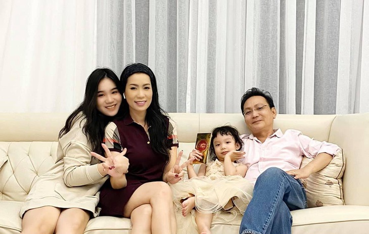 Tổ ấm nhỏ hạnh phúc với 2 con gái của nữ nghệ sĩ