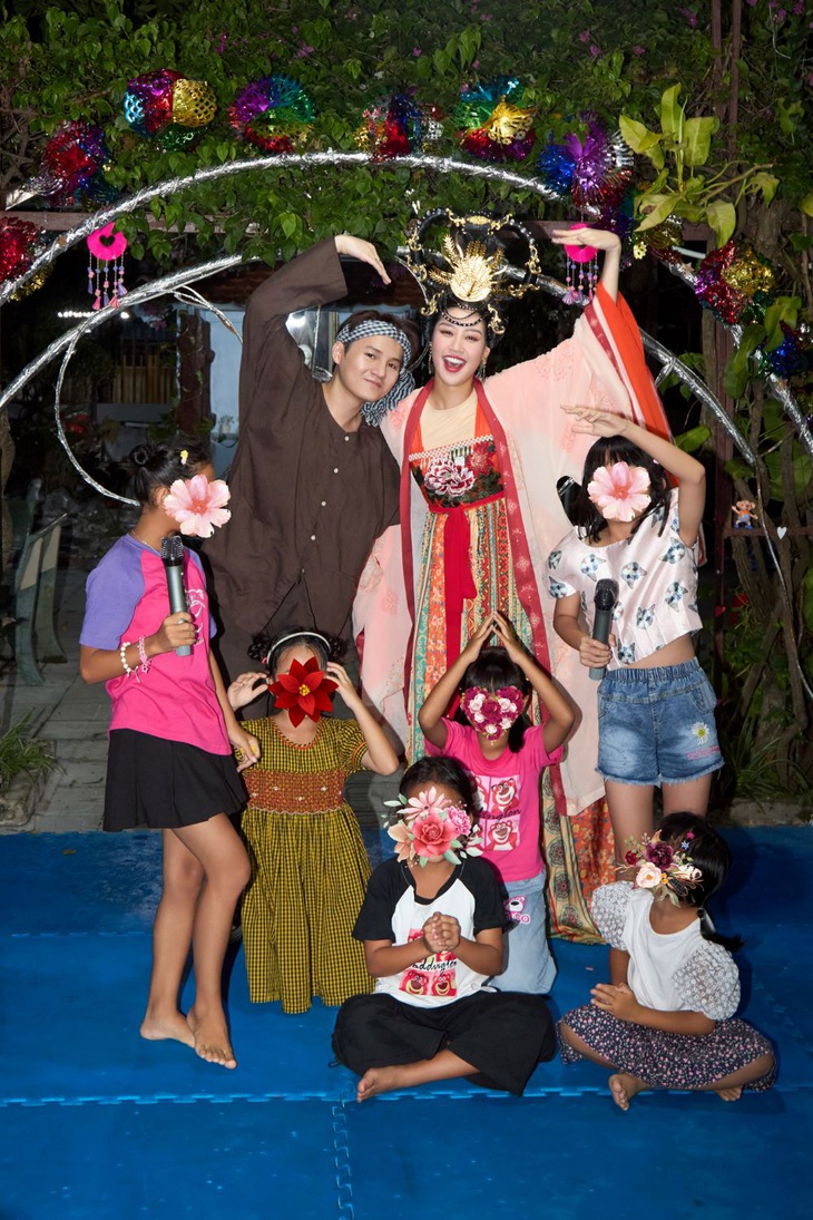 Các em nhỏ chụp ảnh cùng "chị Hằng"