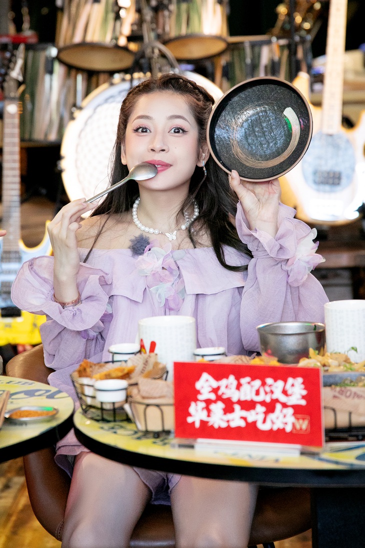 Dù ở đâu, Chi Pu cũng dành một tình yêu cực lớn cho cơm.