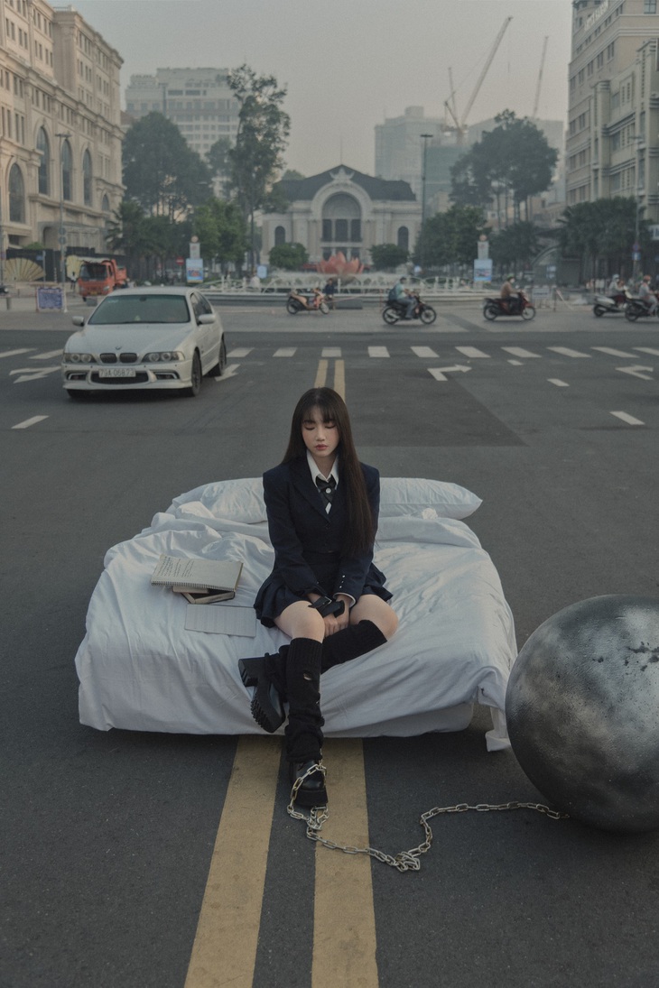 Orange kê nệm giữa phố.