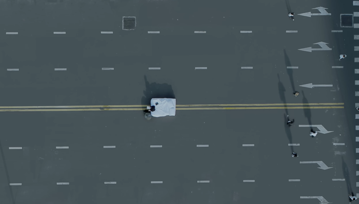 Khu vực xung quanh con phố có thể đã được sắp xếp để hạn chế xe cộ qua lại nhằm quay MV.