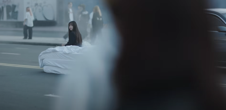 Hình ảnh Cam trên tấm nệm đặt giữa con phố.