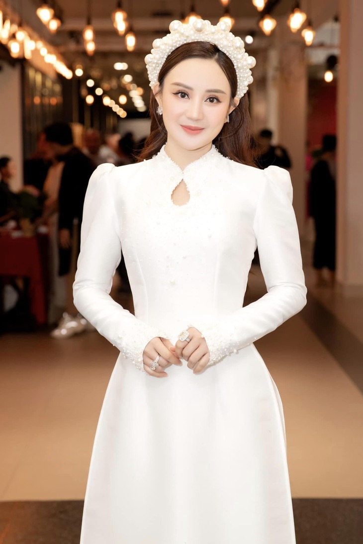 Hình ảnh của Vy Oanh tại lễ giỗ Tổ ngành sân khấu.