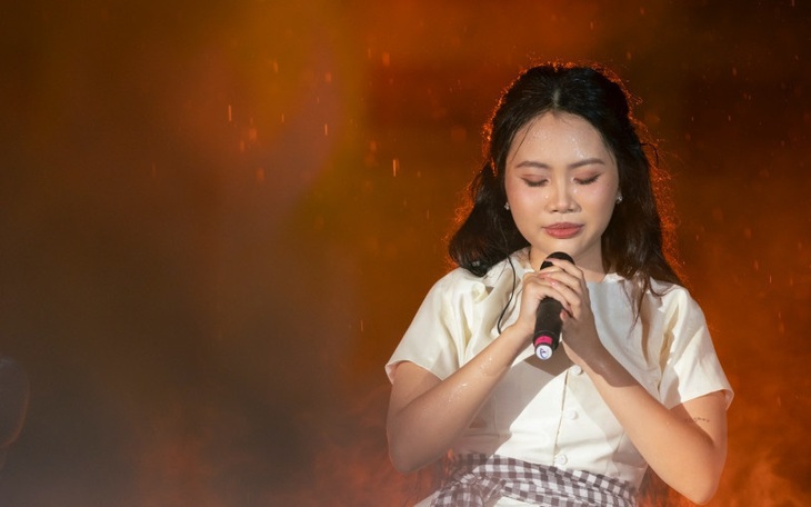 Phương Mỹ Chi "ngất ngây" khi thấy hơn 3.000 khán giả đội mưa xem show