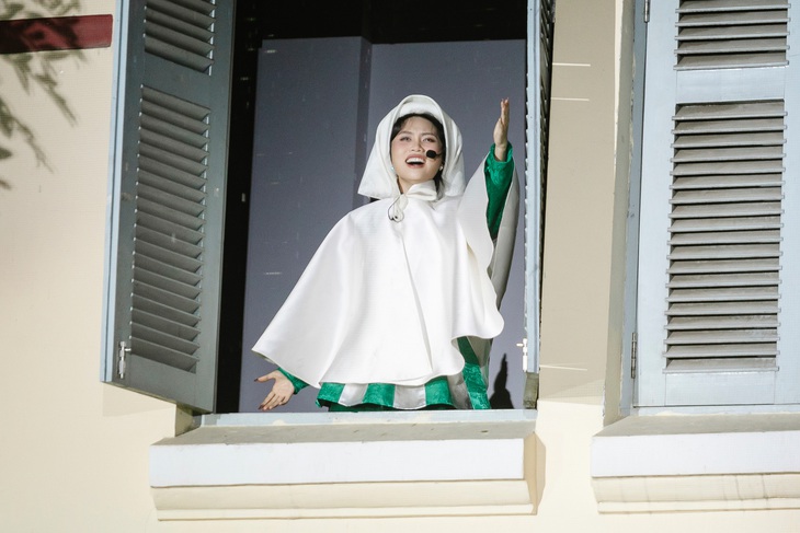 Sau 30 phút mưa khá nặng hạt, Phương Mỹ Chi và vũ đoàn tiến ra sân khấu bắt đầu chương trình trong tiếng hò reo, cổ vũ nhiệt tình của hàng nghìn khán giả.