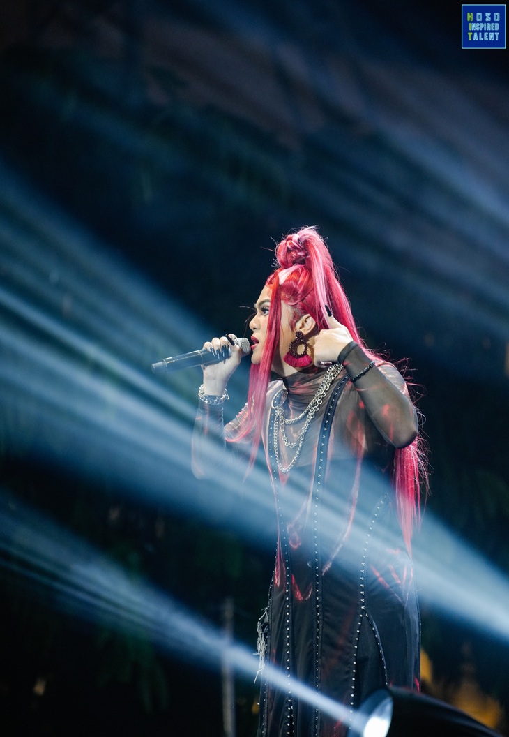 Xuất hiện trên sân khấu với chiếc áo cách điệu xuyên thấu cùng mái tóc dài đỏ rực được tạo kiểu cầu kỳ, vẫn như mọi khi, Lê Khoa gây ấn tượng mạnh với người xem từ cái nhìn đầu tiên. Âm nhạc của Lê Khoa được nhận xét mạnh mẽ, có phần dị biệt. Chính vì thế, cuộc đối đầu của Adam Lâm và Lê Khoa được đánh giá là khá gay cấn, cân tài cân sức