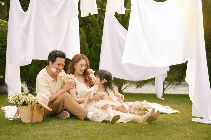 Nhã Phương đăng tải bộ ảnh gia đình hạnh phúc, kỉ niệm 5 năm ngày cưới