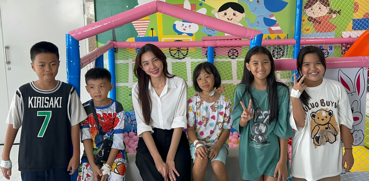 Thùy Tiên và các bệnh nhi tại khu vui chơi Bệnh viện Nhi đồng thuộc dự án "Vui lên nha" do nàng hậu tổ chức gần đây.