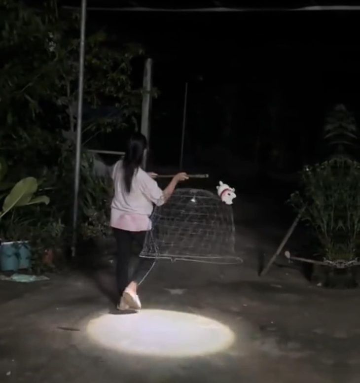 Đèn Trung thu con thỏ xưa rồi, giờ phải dùng lồng gà mới "chất"!