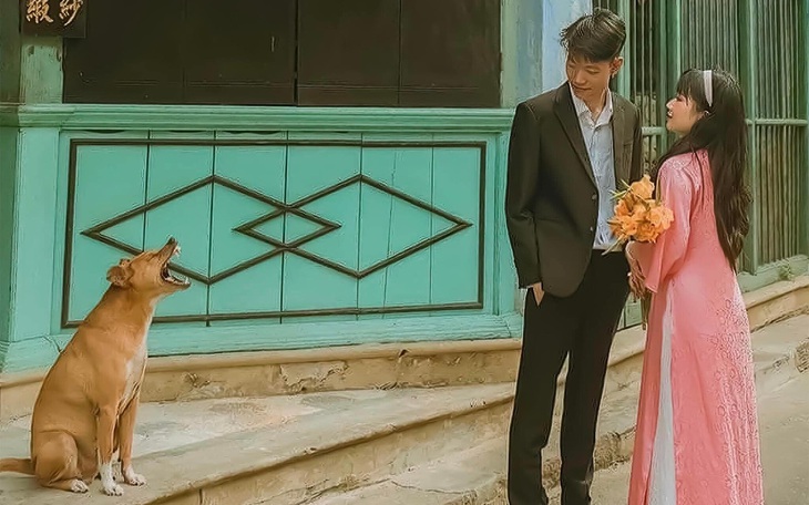 Ảnh vui 26-9: Chú chó "đuổi" cặp đôi đi chỗ khác