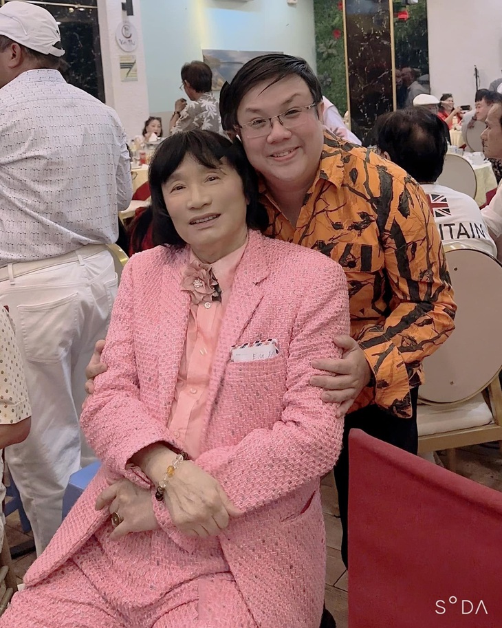 Nghệ sĩ hài Gia Bảo hội ngộ nghệ sĩ cải lương gạo cội Minh Vương trong ngày giỗ nghề