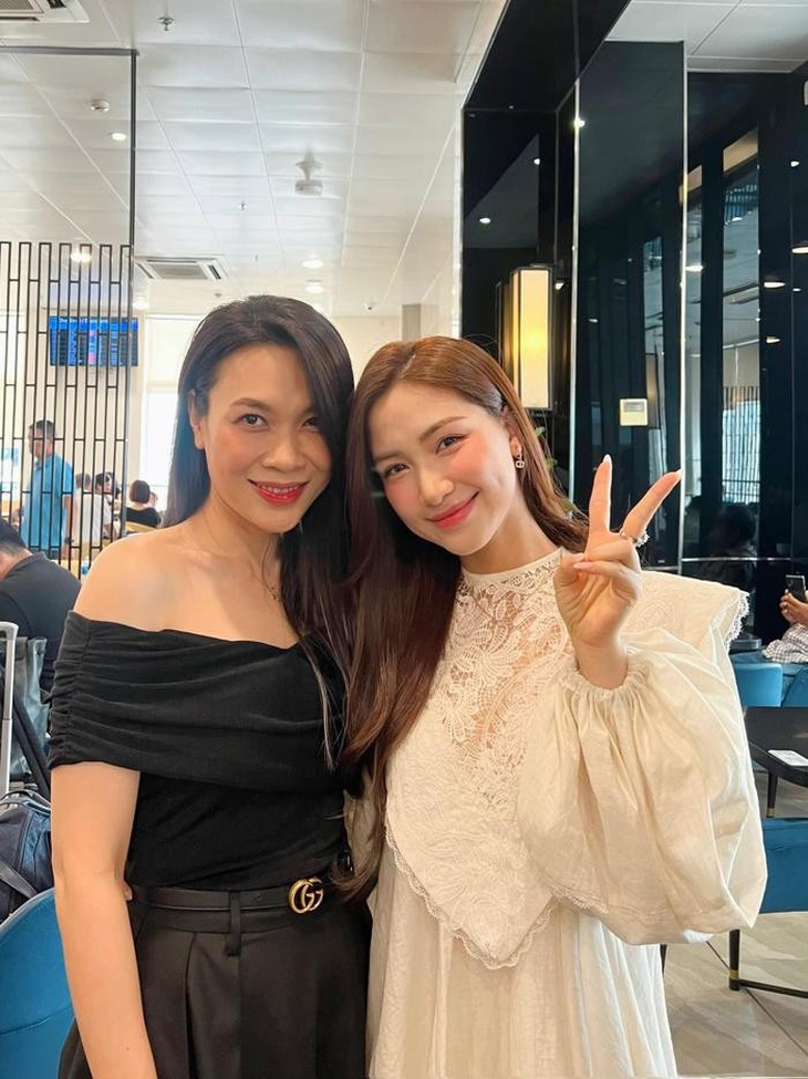 Bức ảnh hiếm hoi Hòa Minzy chung khung hình với Mỹ Tâm