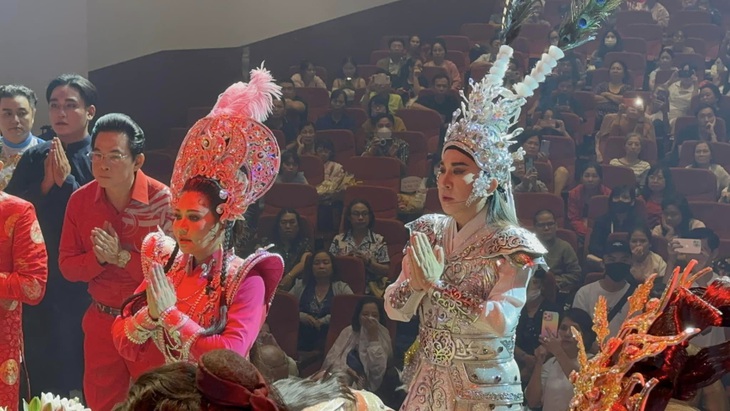 Nghệ sĩ cải lương Kim Tử Long cũng đăng tải hình ảnh thành tâm tri ân tổ nghề trước buổi biểu diễn