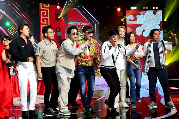 Sau các nghi thức tri ân truyền thống, các nghệ sĩ tổ chức tiệc, biểu diễn văn nghệ để mừng ngày hội ngộ