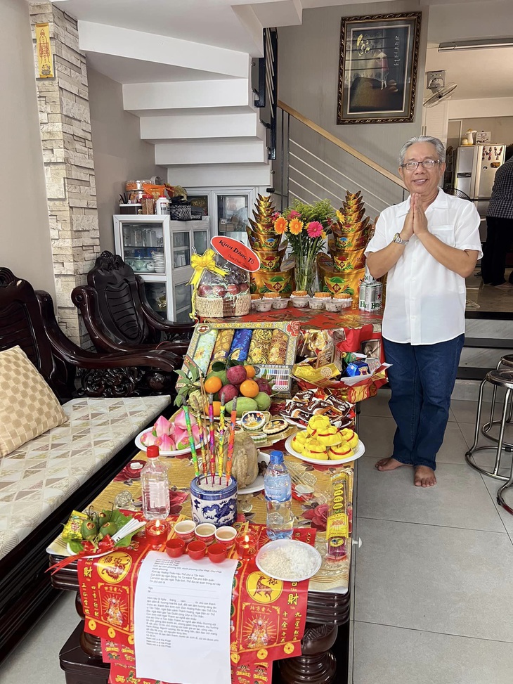 Nghệ sĩ Trung Dân tự làm lễ cúng tổ nghề tại nhà