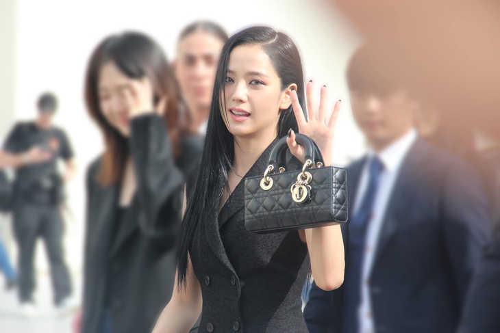 Jisoo bị mất điểm bởi mái tóc tạo kiểu thiếu tự nhiên