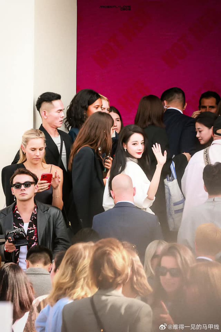 Địch Lệ Nhiệt Ba nổi bật giữa đám đông nhờ làn da trắng, đôi môi đỏ mọng và mái tóc đen đậm chất Á đông