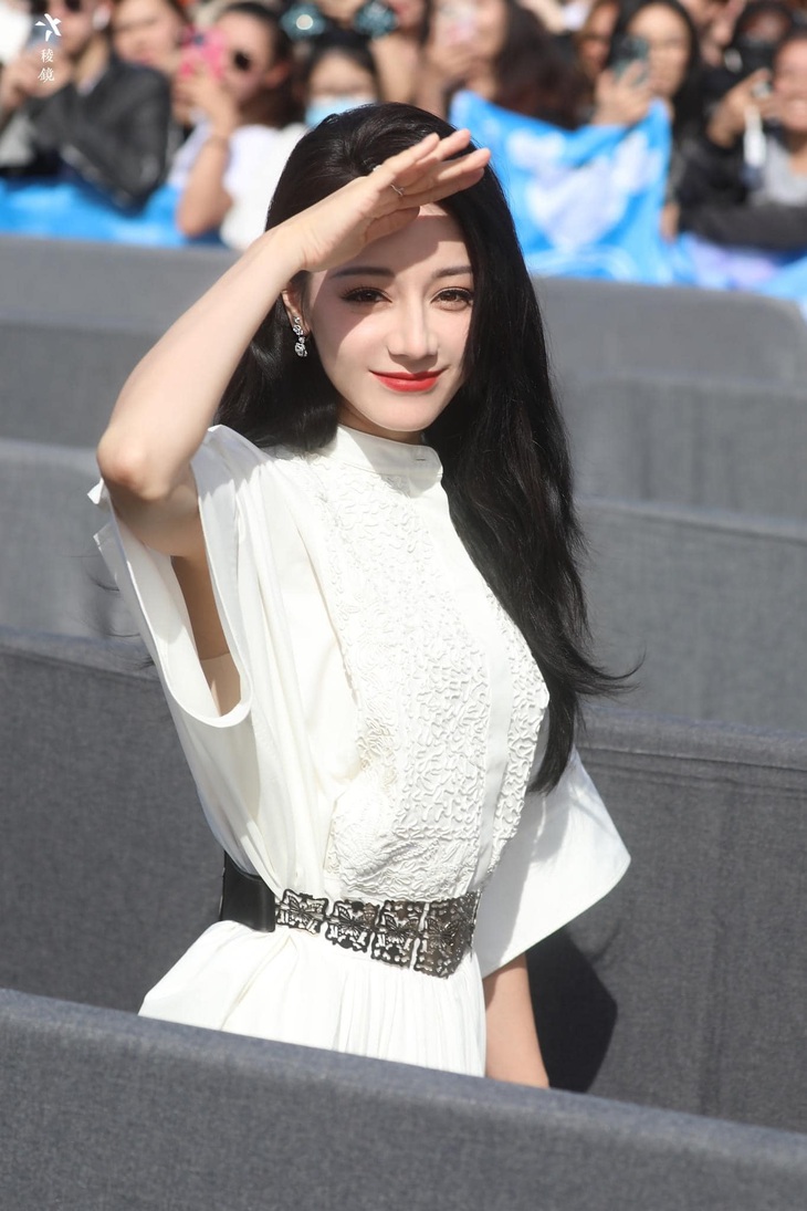 Mỹ nhân Tân Cương vẫn có sức hút nhờ trang phục trắng nhẹ nhàng, mái tóc dài chải 7:3 giống Jisoo nhưng có độ bồng bềnh tự nhiên, mềm mại