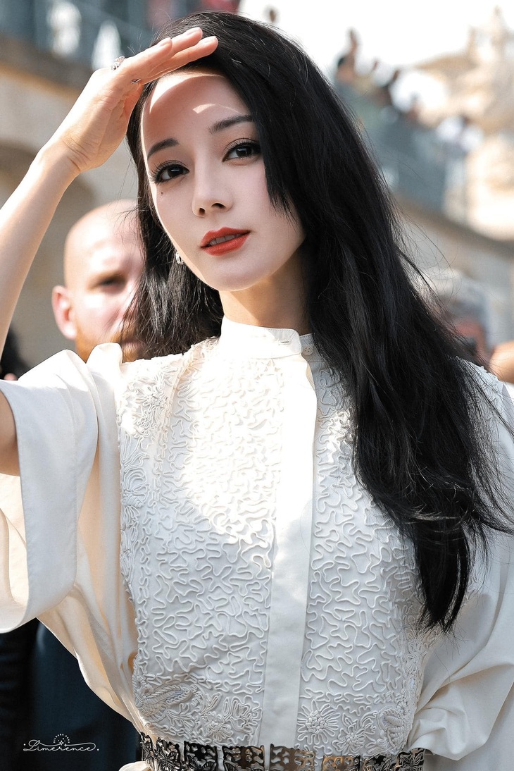 Gương mặt được trang điểm quá đậm lại khiến Địch Lệ Nhiệt Ba này trừ điểm nhan sắc 