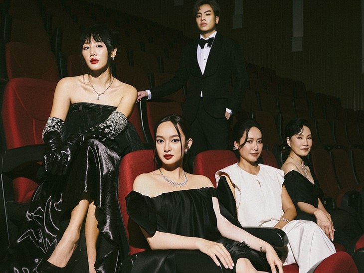 Văn Mai Hương, Hứa Kim Tuyền bên cạnh 3 "Đại minh tinh" Hồng Đào, Hồng Ánh và Kaity Nguyễn.