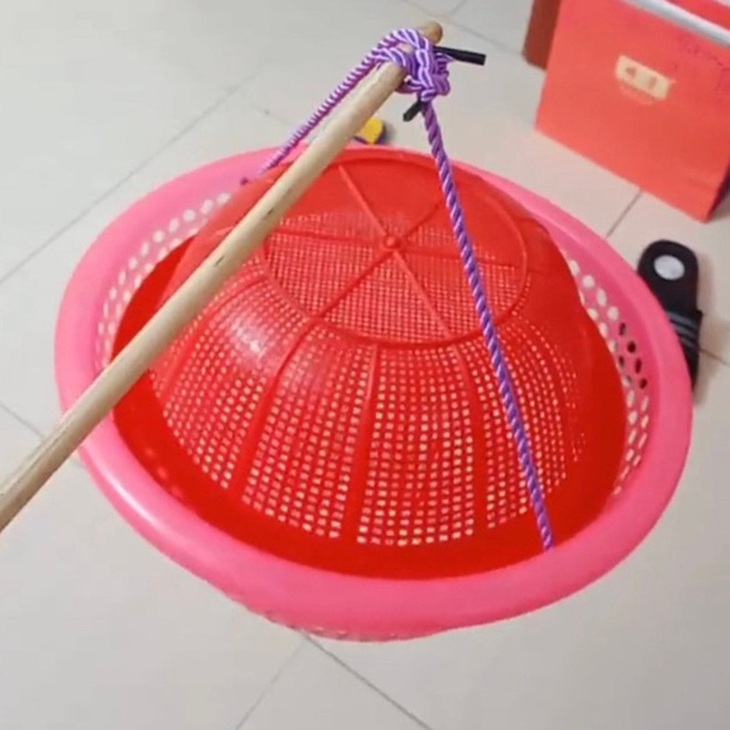 Đôi khi, đèn Trung thu còn có thể là rổ nhựa...