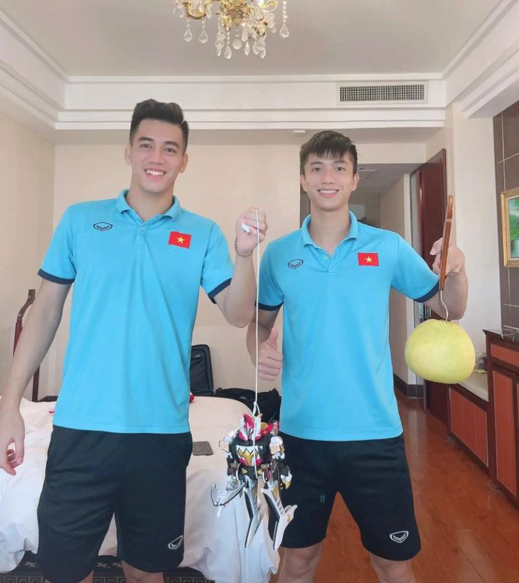 Các anh chàng tuyển thủ Việt Nam "đu trend" cũng đâu thua ai.