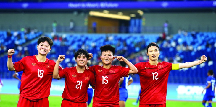 Các cô gái VN sau trận thắng Nepal ở Asiad 19. Nhu cầu xem các cô gái đá bóng ngày càng cao, nhưng người hâm mộ không thể xem một cách đàng hoàng. Ảnh: Đức Khuê