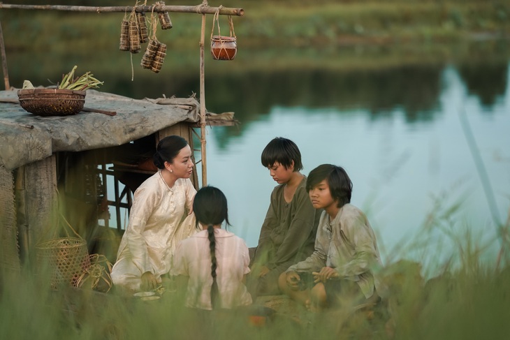 Tư Mắm luôn muốn quyến rũ ông Tiều, tỏ ra rất thương quý, chăm sóc bé An và bé Xinh hết mực