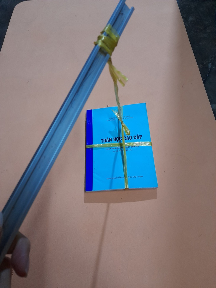 Một chiếc lồng đèn "áp lực".