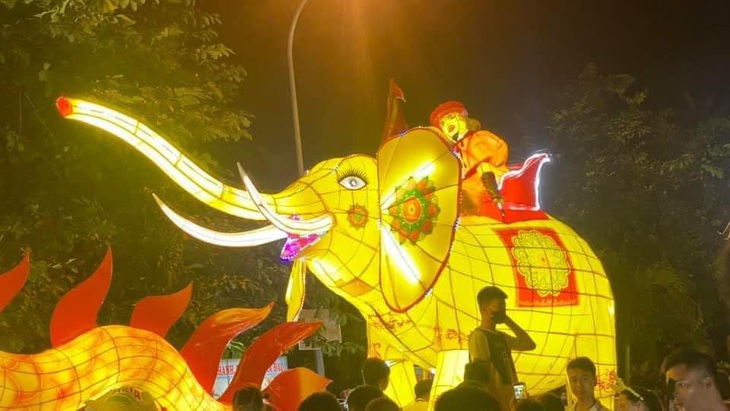 Ngoài ra, các loại đèn lồng Trung thu "siêu to khổng lồ" theo hình mẫu các nhân vật cũng được đầu tư.