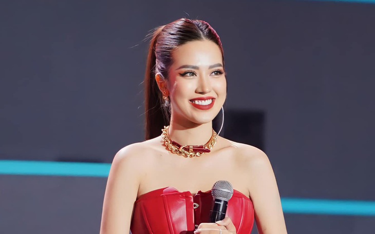 Ứng viên đắt giá Én vàng 2023 lý giải ăn mặc gợi cảm khi làm MC