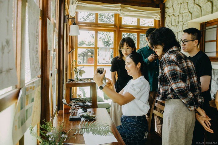 Ngọc Hân được tìm hiểu những điều mới mẻ về bảo tồn thảm thực vật từ các họa sĩ trẻ