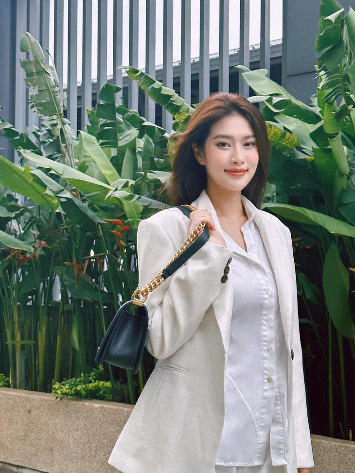 Ảnh đời thường của hoa hậu sinh năm 2000