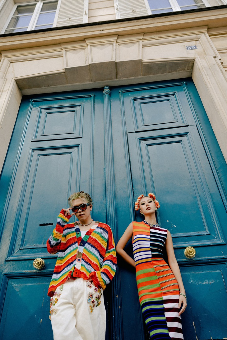 Quỳnh Anh Shyn thắt bím tóc và búi tạo kiểu như một chiếc thanh cua. Còn mái tóc của Nam Phùng được tạo kiểu lấy cảm hứng từ những sợi rong biển.