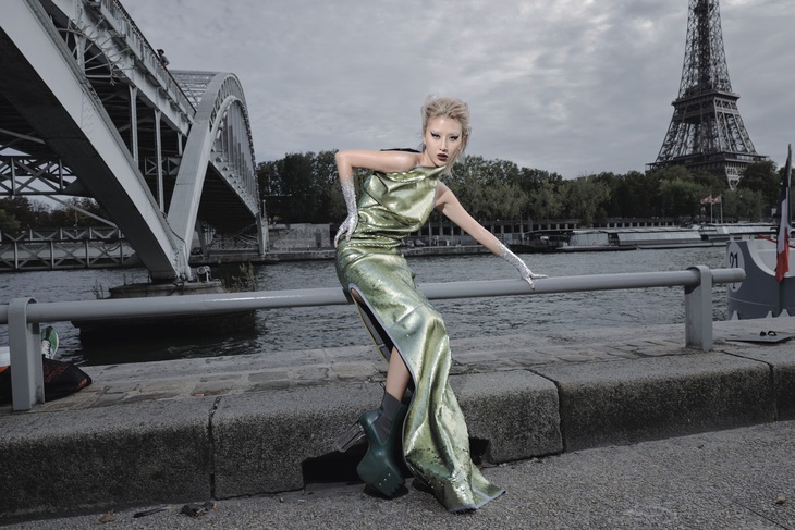 Cùng với đội ngũ của mình, nữ fashionista Việt Nam đang tất bật chuẩn bị thêm nhiều trang phục và tạo hình ấn tượng cho từng sự kiện.