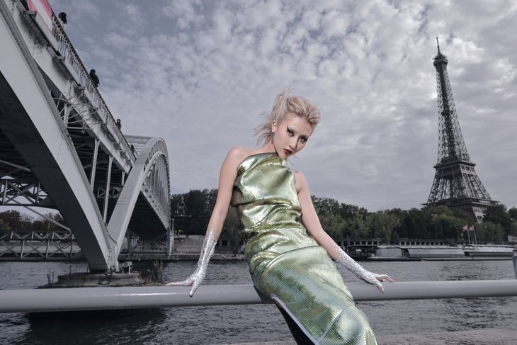 Quỳnh Anh Shyn diện chiếc váy đính sequins lấp lánh, điểm nhấn của bộ trang phục là găng tay bạc lấp lánh được vẽ lên bàn tay