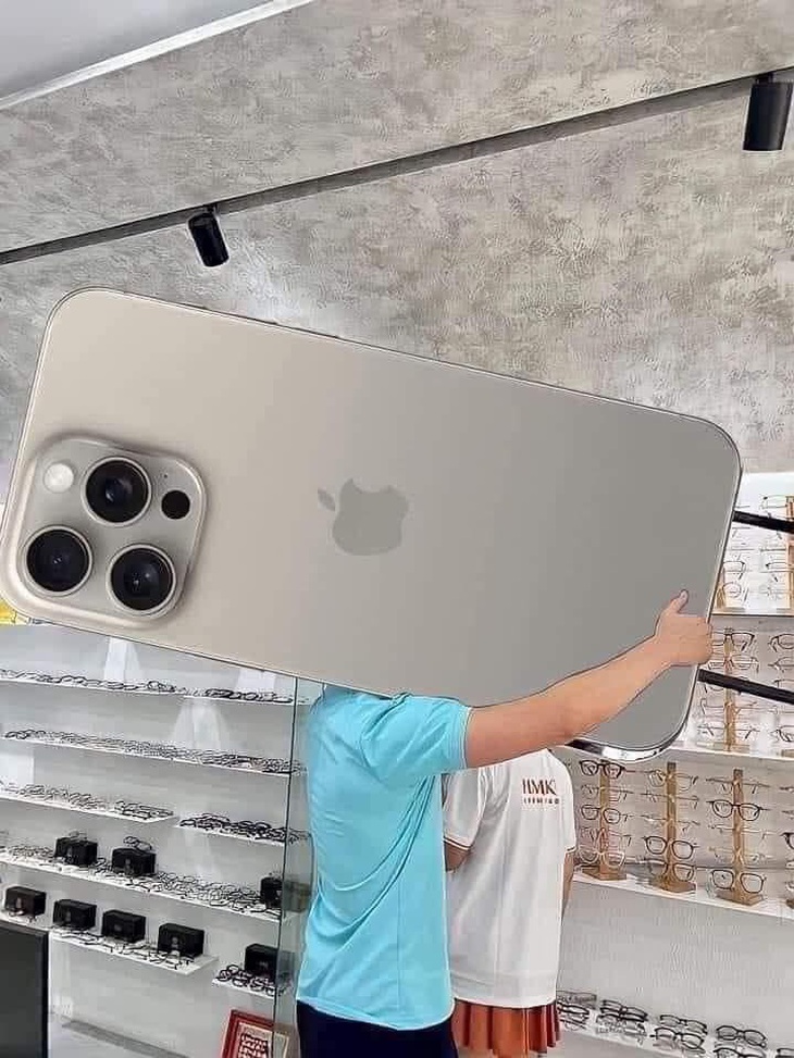 Vào tiệm kính mua&nbsp;iPhone 15?!