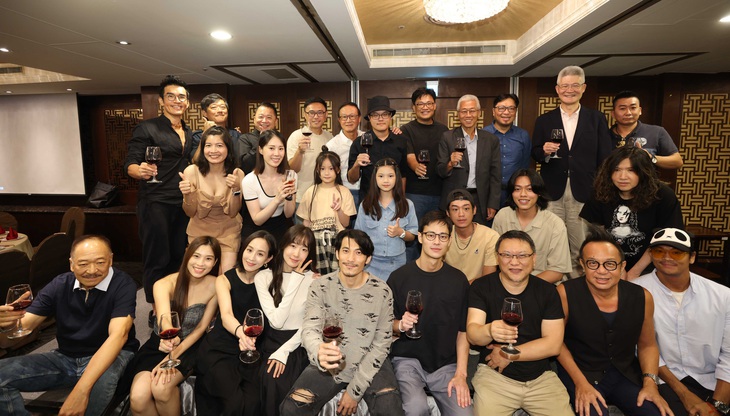 Liên Bỉnh Phát và dàn diễn viên hùng hậu của Hóa ngoại chi y trong tiệc đóng máy