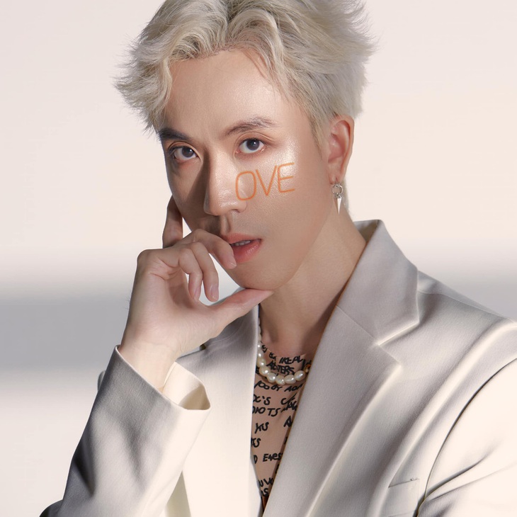 Chiếc mũi thật được khẳng định bởi trend "LOVE" (Ảnh: Trọng Lee)