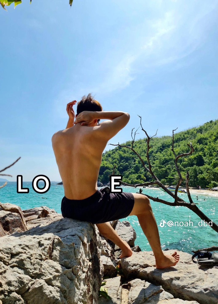 Thêm một biến thể nữa của màn đu trend "LOVE".