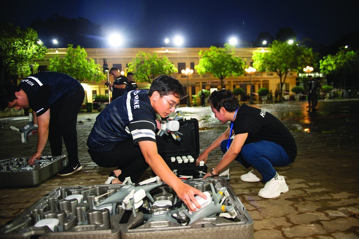 Khâu chuẩn bị cho show bay drone tại Hải Phòng của nhóm ảnh hưởng bởi trời mưa.