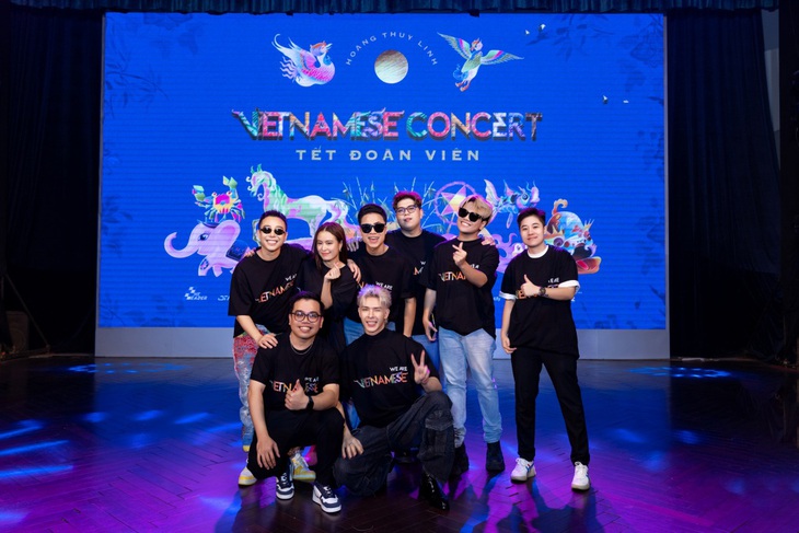 Hoàng Thùy Linh và thành viên trong ê kíp thực hiện live show. Dù sở hữu ê kíp "thứ dữ" nhưng Hoàng Thùy Linh cũng ngầm xác nhận cô chính là tổng đạo diễn live concert lần này của mình