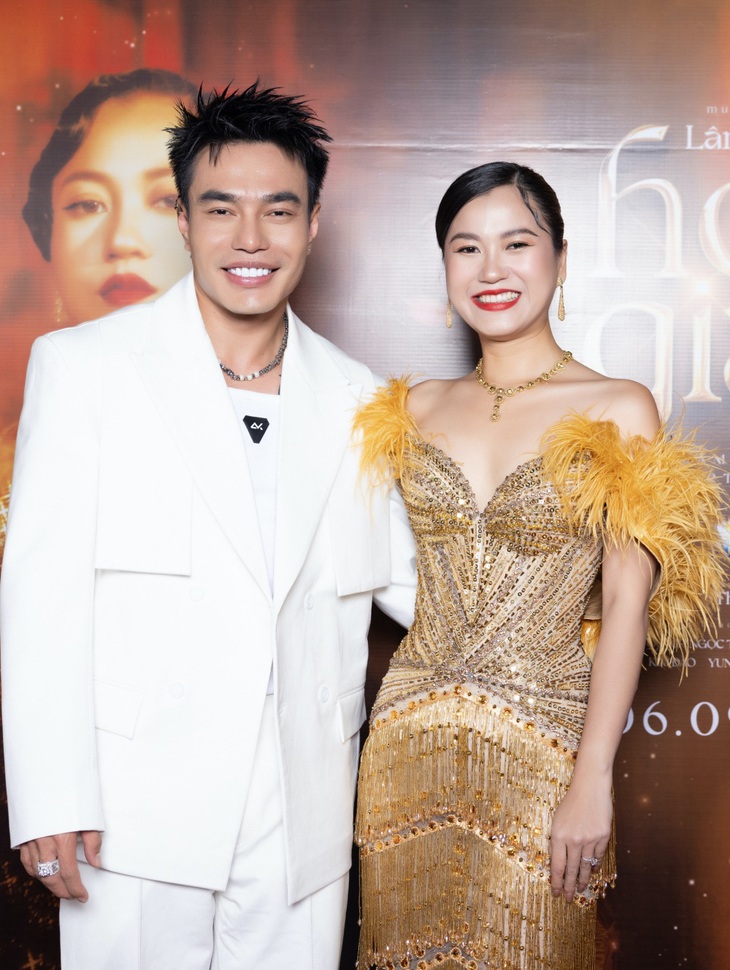 Lê Dương Bảo Lâm tranh thủ đến chúc mừng Lâm Vỹ Dạ trước giờ chạy show