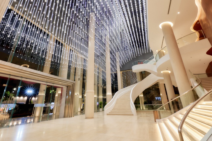 Sảnh trước lung linh, rực rỡ của Nhà hát Hồ Gươm. Từng chi tiết thiết kế của hệ mái sảnh và nội thất bên trong Nhà hát Hồ Gươm tái hiện một phần lịch sử của dân tộc Việt Nam qua những hoa văn truyền thống biểu trưng cho văn hóa Việt như mặt trời, chim hạc, trống đồng Đông Sơn, các nhạc cụ dân tộc...