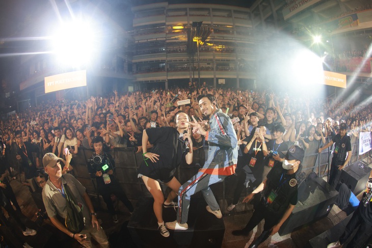 Rapper Đen ngỡ ngàng trước khả năng rap và kết hợp cực ăn ý của fan nữ