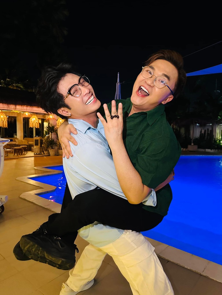 Cảm thấy chưa đã với trend thay gương mặt, Đại Nghĩa lầy lội hơn khi "đòi làm" cô dâu của Gin Tuấn Kiệt