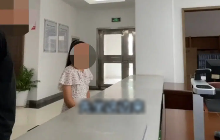 Zhang được bố dẫn đến đồn cảnh sát để "tự thú".